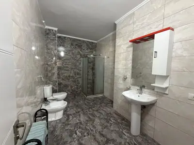 Piso amplio 2+1, 8/16